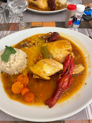 Table dressée avec soin à l'Auberge du Mas